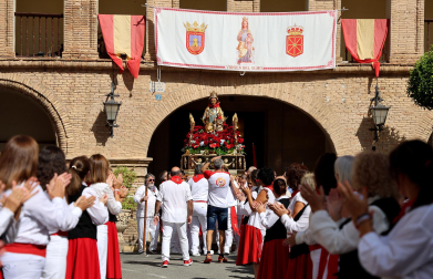 Foto de la procesión, damas de honor y quintos del 2027 en Azagra