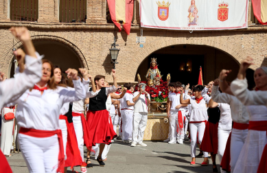Foto de la procesión, damas de honor y quintos del 2027 en Azagra