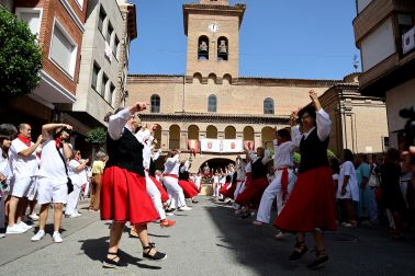 Foto de la procesión, damas de honor y quintos del 2027 en Azagra