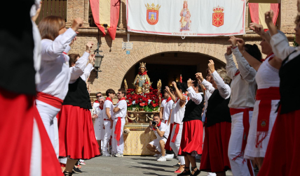Foto de la procesión, damas de honor y quintos del 2027 en Azagra