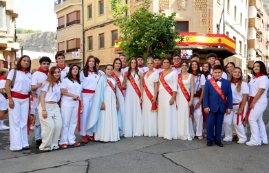Foto de la procesión, damas de honor y quintos del 2027 en Azagra