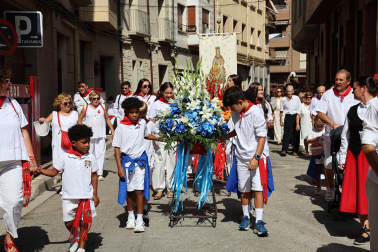 Foto de la procesión, damas de honor y quintos del 2027 en Azagra