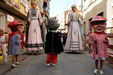 Foto de la procesión, damas de honor y quintos del 2027 en Azagra