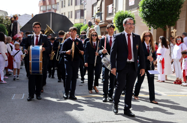 Foto de la procesión, damas de honor y quintos del 2027 en Azagra