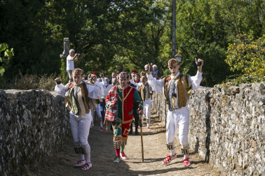 Fotos de los Danzantes de Ochagavía y sus bailes en honor de la Virgen de Muskilda