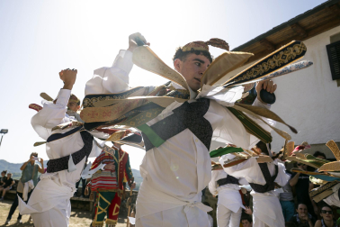 Fotos de los Danzantes de Ochagavía y sus bailes en honor de la Virgen de Muskilda