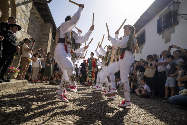 Fotos de los Danzantes de Ochagavía y sus bailes en honor de la Virgen de Muskilda