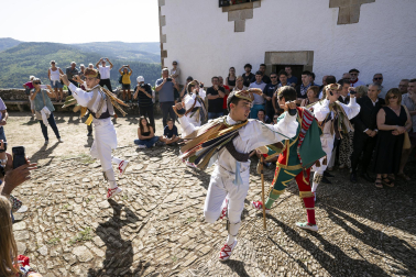 Fotos de los Danzantes de Ochagavía y sus bailes en honor de la Virgen de Muskilda