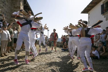 Fotos de los Danzantes de Ochagavía y sus bailes en honor de la Virgen de Muskilda