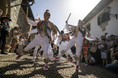 Fotos de los Danzantes de Ochagavía y sus bailes en honor de la Virgen de Muskilda