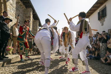 Fotos de los Danzantes de Ochagavía y sus bailes en honor de la Virgen de Muskilda