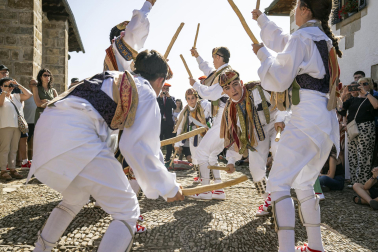Fotos de los Danzantes de Ochagavía y sus bailes en honor de la Virgen de Muskilda