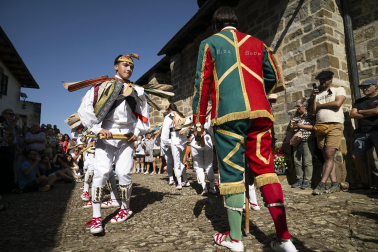 Fotos de los Danzantes de Ochagavía y sus bailes en honor de la Virgen de Muskilda