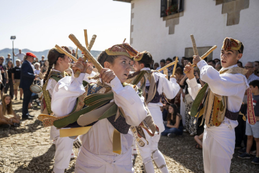 Fotos de los Danzantes de Ochagavía y sus bailes en honor de la Virgen de Muskilda