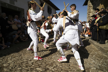 Fotos de los Danzantes de Ochagavía y sus bailes en honor de la Virgen de Muskilda