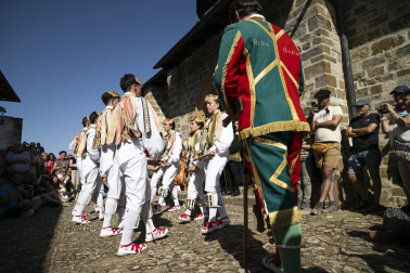 Fotos de los Danzantes de Ochagavía y sus bailes en honor de la Virgen de Muskilda