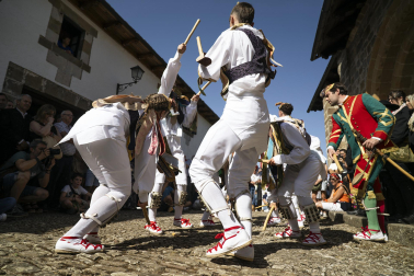 Fotos de los Danzantes de Ochagavía y sus bailes en honor de la Virgen de Muskilda