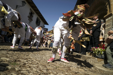 Fotos de los Danzantes de Ochagavía y sus bailes en honor de la Virgen de Muskilda