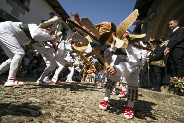 Fotos de los Danzantes de Ochagavía y sus bailes en honor de la Virgen de Muskilda