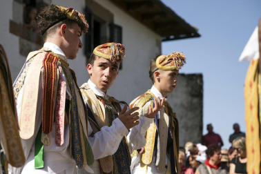 Fotos de los Danzantes de Ochagavía y sus bailes en honor de la Virgen de Muskilda