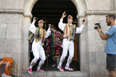 Fotos de los Danzantes de Ochagavía y sus bailes en honor de la Virgen de Muskilda