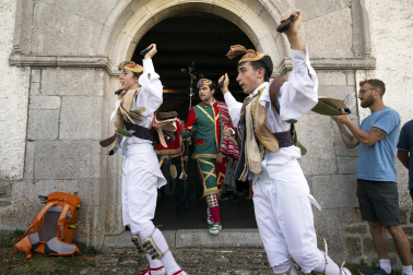 Fotos de los Danzantes de Ochagavía y sus bailes en honor de la Virgen de Muskilda