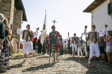 Fotos de los Danzantes de Ochagavía y sus bailes en honor de la Virgen de Muskilda