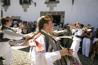 Fotos de los Danzantes de Ochagavía y sus bailes en honor de la Virgen de Muskilda
