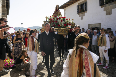 Fotos de los Danzantes de Ochagavía y sus bailes en honor de la Virgen de Muskilda