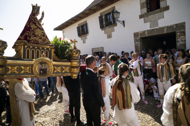 Fotos de los Danzantes de Ochagavía y sus bailes en honor de la Virgen de Muskilda