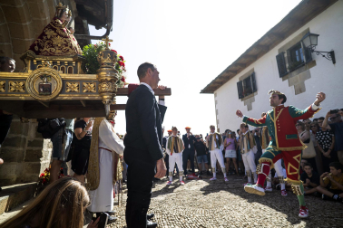 Fotos de los Danzantes de Ochagavía y sus bailes en honor de la Virgen de Muskilda