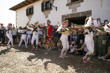 Fotos de los Danzantes de Ochagavía y sus bailes en honor de la Virgen de Muskilda