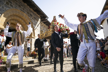 Fotos de los Danzantes de Ochagavía y sus bailes en honor de la Virgen de Muskilda