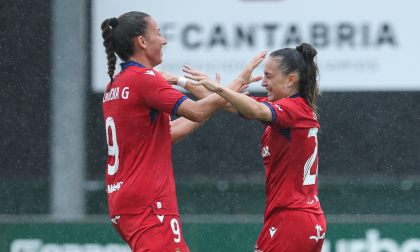Claudia G. felicita a Iraia López por su gol