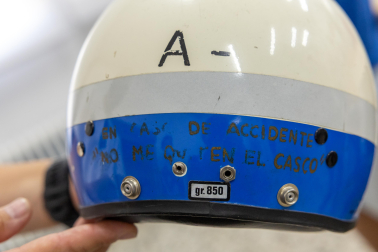 Detalle de un casco antiguo con el grupo sanguíneo y una frase en rotulador.