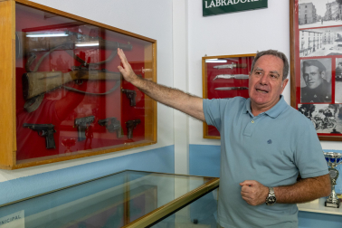 Alberto Buñuel junto a unas escopetas guardadas en una vitrina elaborada con sus propias manos