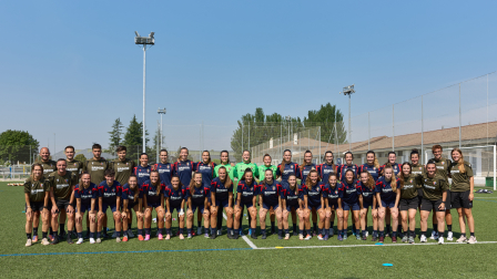 La plantilla y el cuerpo técnico de Osasuna Femenino