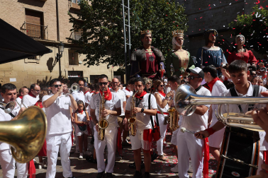 Cuatro concejales compartieron el lanzamiento antes de lanzar caramelos, camisetas y pañuelos a la chavalería reunida en la plaza de los Fueros