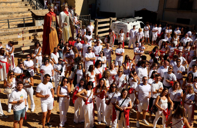 Inicio de las fiestas patronales 2026 en la localidad de Cárcar con el cohete