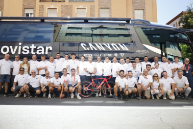 El Movistar al completo con la bici roja de Mas.