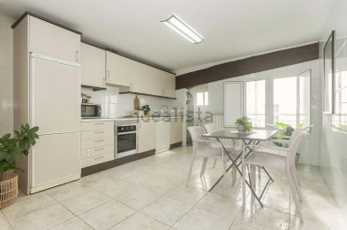 Amplia cocina con luz natural y espacio para una mesa grande
