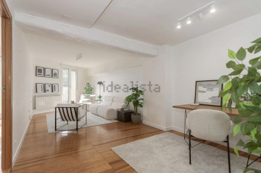 Salón con zonas de sofá y de despacho