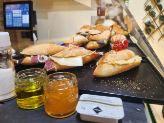 Los propietarios destacan la variedad de sus pintxos