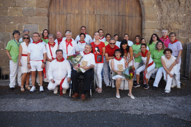 En el centro, sentados, los homenajeados en la residencia de Sangüesa, Antonio Aguas Jauregui y Asun Bueno Lapieza, junto a familiares, amigos, corporativos municipales, la junta de Horizonte y personal del centro