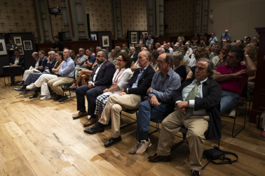 La sala se llenó durante el acto celebrado en el Salón Pinaquy