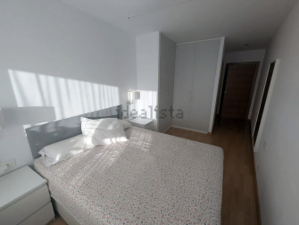 Dormitorio principal con armario vestidor al fondo