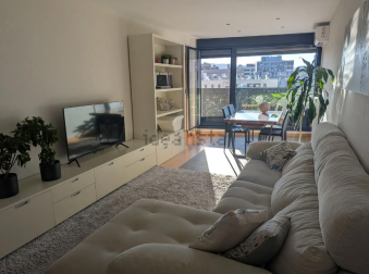 Zona de sofá en el salón, con aire acondicionado