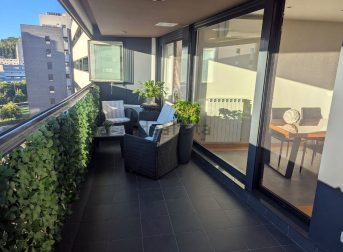 Amplia terraza con cortina de cristal