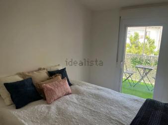 Dormitorio con salida a una de las terrazas de la vivienda