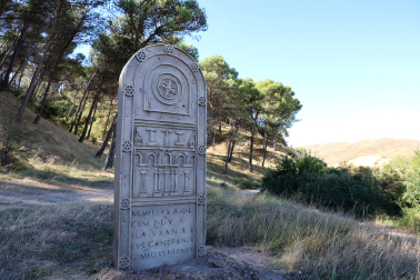 La réplica recién instalada junto al viñedo de una de las piedras dibujadas por Juande Amiax y que durante años e creyó que era de una mujer petrificada por un castigo divino